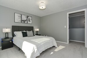 4 bedrooms, iron/ironing board, travel cot, free WiFi - Large 3 floor Townhome with Patio, Backyard and Sauna (Manchester)