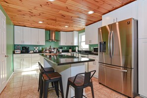 Fridge, microwave, oven, stovetop - Large 3 floor Townhome with Patio, Backyard and Sauna (Manchester)