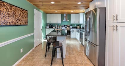 Large 3 floor Townhome with Patio, Backyard and Sauna