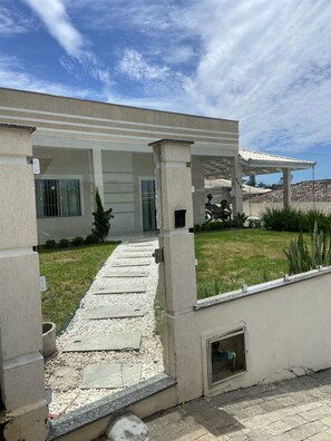 Property grounds - Cozy house, close to shops and the sea (Balneário Piçarras)
