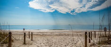 På stranden