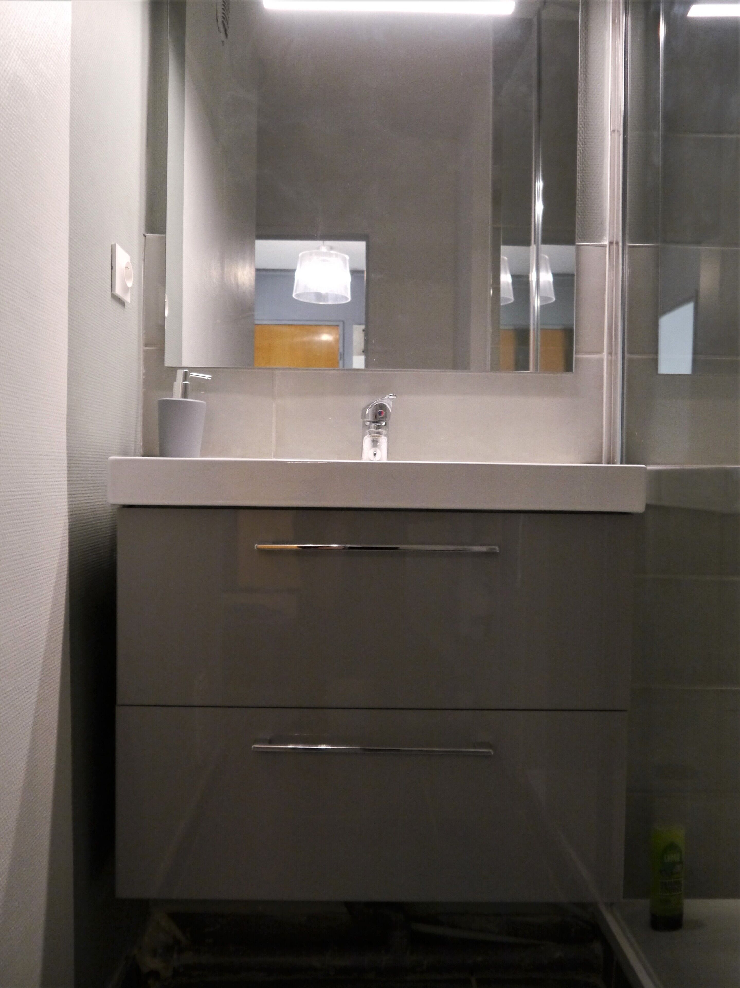 Een douche, een haardroger, handdoeken, zeep