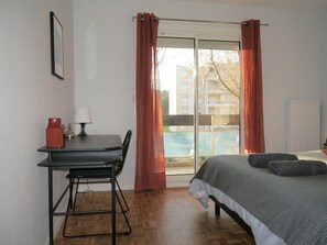 2 chambres, fer et planche à repasser, lit de bébé portatif