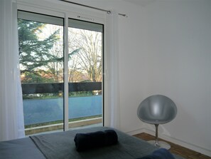 2 habitaciones, tabla de planchar con plancha y cuna de viaje 
