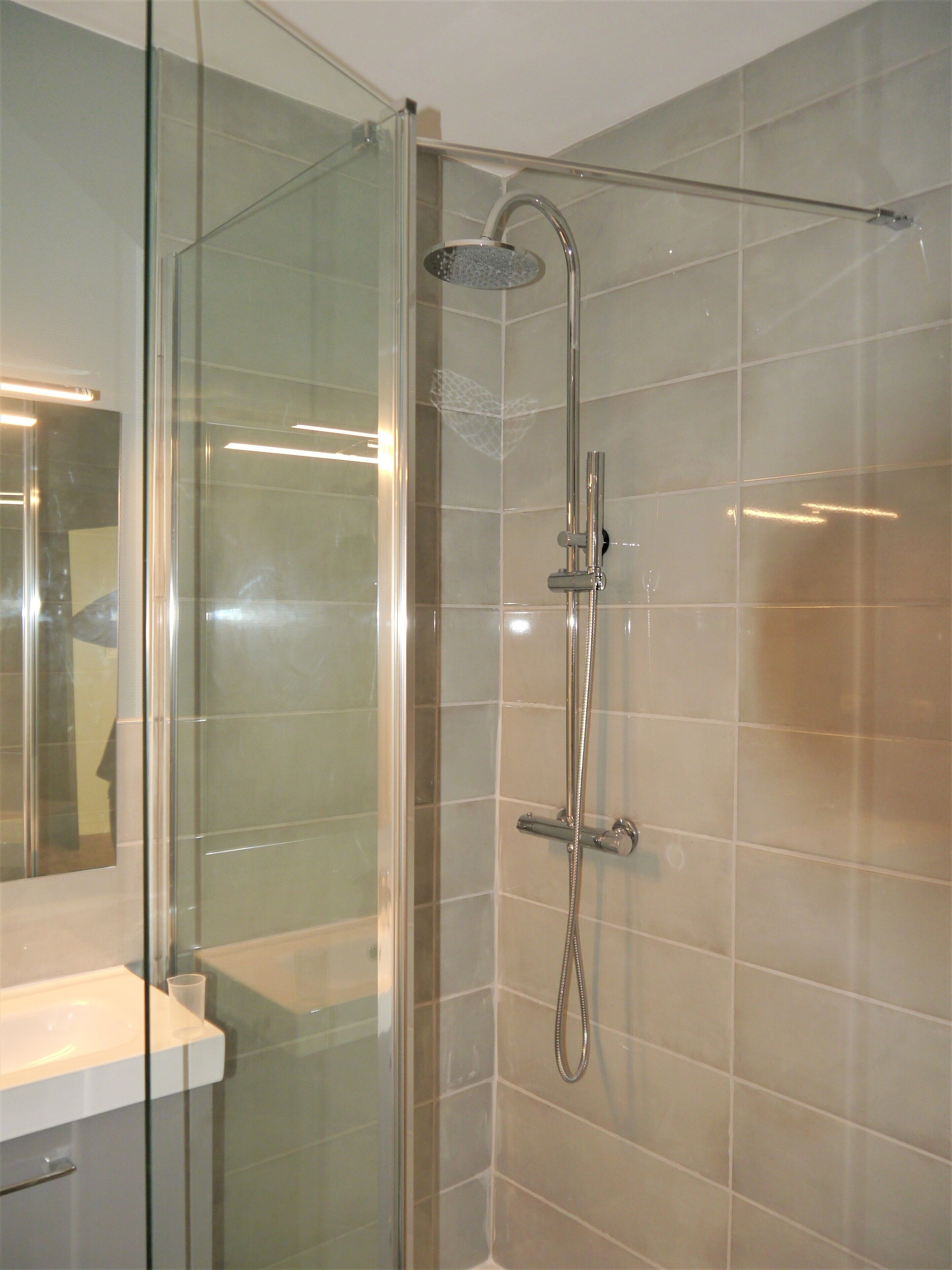 Een douche, een haardroger, handdoeken, zeep