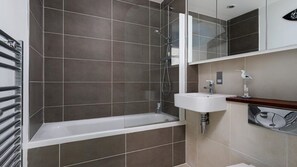 Shower, hair dryer, towels - Apartment Sleeps 4 stunning views/sunsets overlooking Whipsiderry Beach/ Newquay (Newquay)