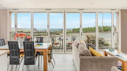 Apartment Sleeps 4 stunning views/sunsets overlooking Whipsiderry Beach/ Newquay