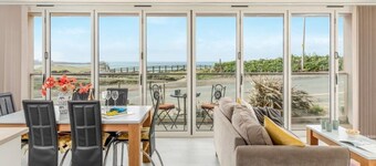 Apartment Sleeps 4 stunning views/sunsets overlooking Whipsiderry Beach/ Newquay