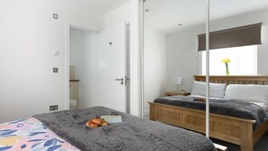 2 عدّة غرف نوم وواي فاي وملاءات أسرّة