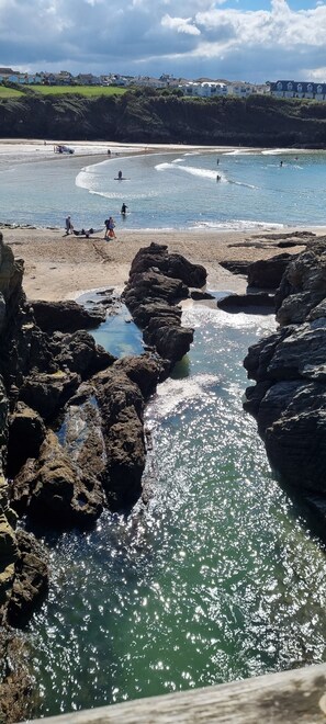 بالقرب من الشاطئ