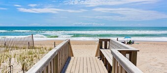 Oceanfront Condo w/Views, Pool + Parking