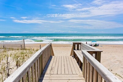 Oceanfront Condo w/Views, Pool + Parking