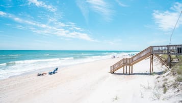 Plage, chaises longues, serviettes de plage