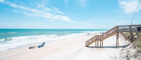 Plage, chaises longues, serviettes de plage
