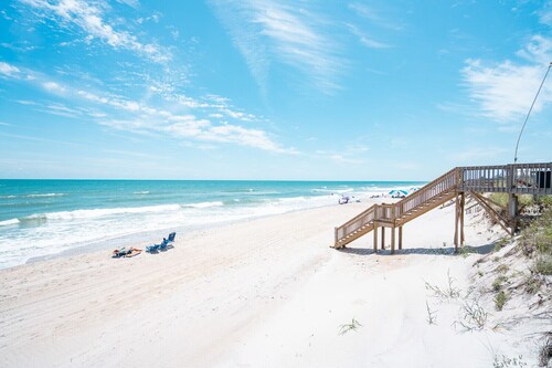 Oceanfront Condo w/Views, Pool + Parking