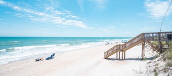 Oceanfront Condo w/Views, Pool + Parking