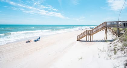 Oceanfront Condo w/Views, Pool + Parking