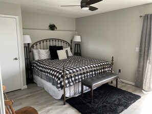 2 slaapkamers, een bureau, een strijkplank/strijkijzer, reisbedje