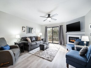 Een smart-tv, een open haard en boeken