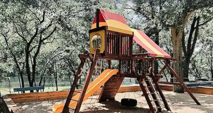 Spacious, CLEAN, 2Kings, Private Deck, PtRoyale Resort Pool & HotTub, Kiddo Fun!