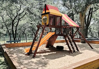 Spacious, CLEAN, 2Kings, Private Deck, PtRoyale Resort Pool & HotTub, Kiddo Fun!