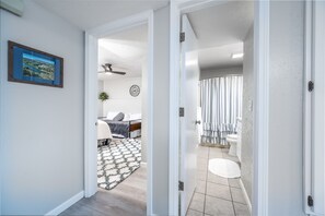 2 habitaciones, escritorio y tabla de planchar con plancha 