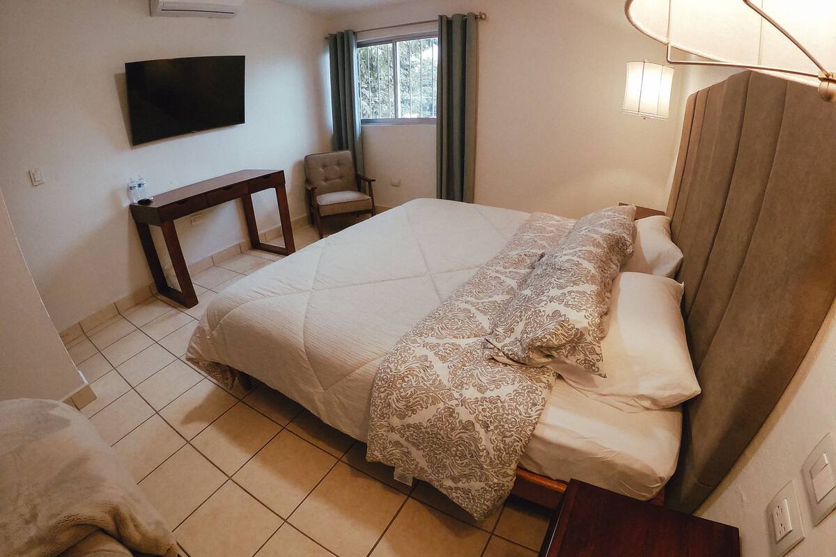 Standard Room, 1 King Bed