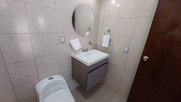 Habitación urbana con 2 camas individuales | Baño | Toallas
