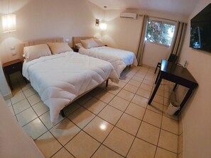 Habitación City con 2 camas individuales | Escritorio, espacio para trabajar con un portátil, wifi gratis