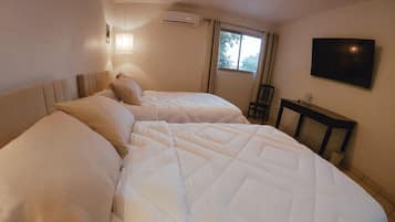 City Twin Room | Desk, laptop workspace, free WiFi