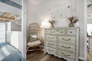 2 habitaciones, tabla de planchar con plancha, cuna de viaje y wifi