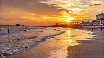 På stranden, solsenger og strandhåndklær