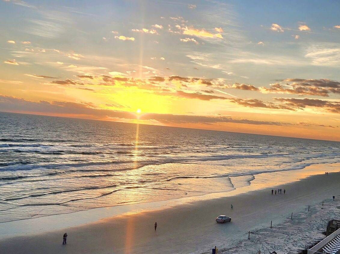 Sulla spiaggia, lettini da mare, teli da spiaggia