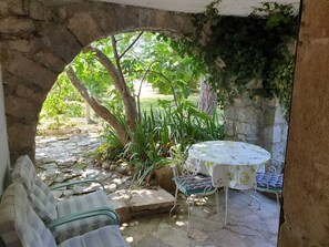 Outdoor dining - Studio Cigale Lou Magnan Grospierres (Grospierres)