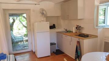 Réfrigérateur, micro-ondes, four, plaque de cuisson