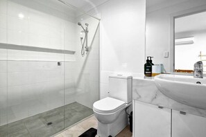 Shower - Apartment on Arabella - Sleeps 4, 3 Bds, Parking (Marden)