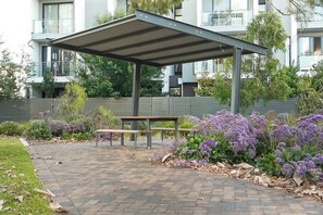 Outdoor dining - Apartment on Arabella - Sleeps 4, 3 Bds, Parking (Marden)