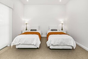 4 chambres, fer et planche à repasser, lit de bébé portatif, Wi-Fi