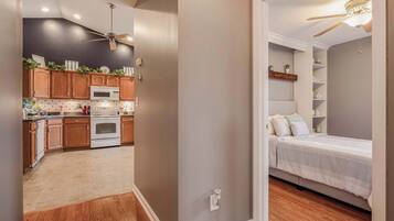 3 dormitorios, escritorio, tabla de planchar con plancha y wifi