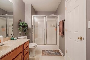 Tina, secadora de cabello, toallas 