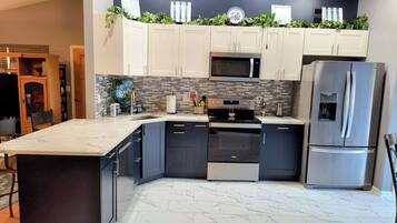 Frigorífico, microondas, horno y placa de cocina