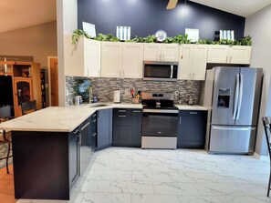 Jääkaappi, mikroaaltouuni, uuni, liesi