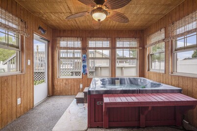 Hot Tub Hideaway 3 BR
