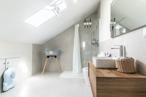 Douche, sèche-cheveux, bidet, serviettes fournies