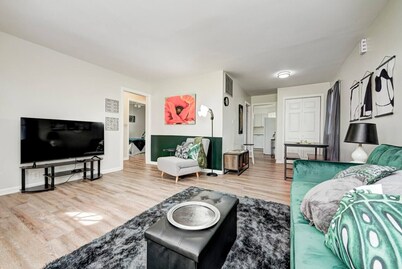 Southside Home - Pet Friendly backyard