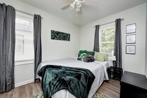 2 slaapkamers, een strijkplank/strijkijzer, gratis wifi, beddengoed