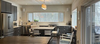 Luxurious lake house, sunset views and Muskoka room