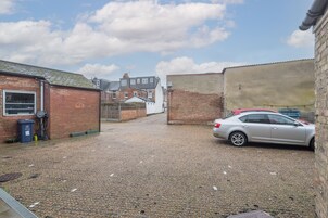 Estacionamiento: 7 por noche