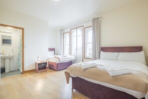 Habitación clásica con 1 cama matrimonial o 2 individuales | Escritorio, cortinas blackout y tabla de planchar con plancha 