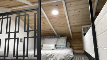 1 bedroom, desk, free WiFi, bed sheets